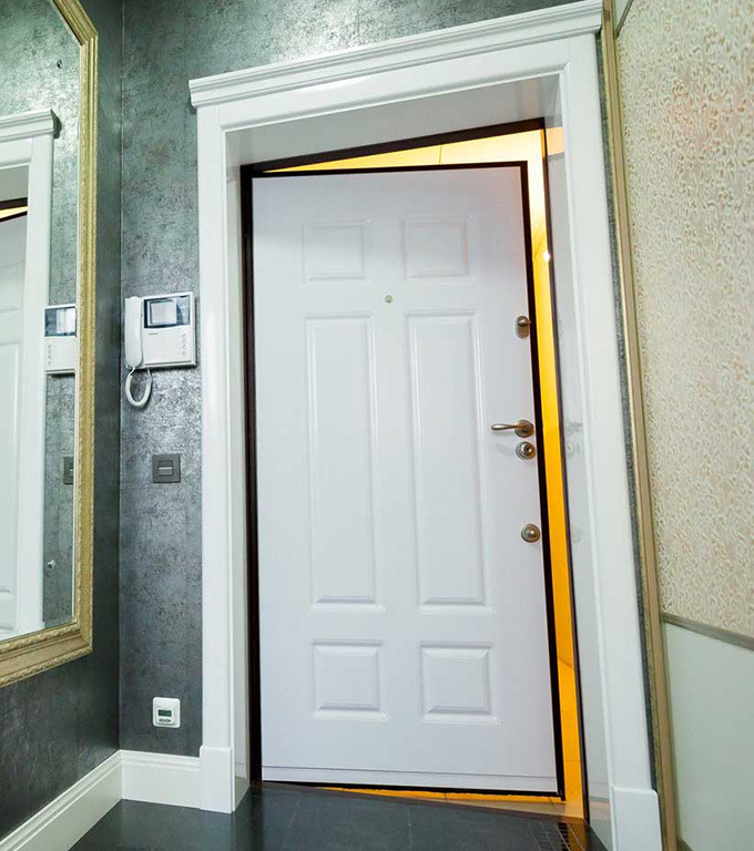Варианты отделки входной двери. Дверь в квартиру. Как можно обделать белую пластиковую дверь входную.
